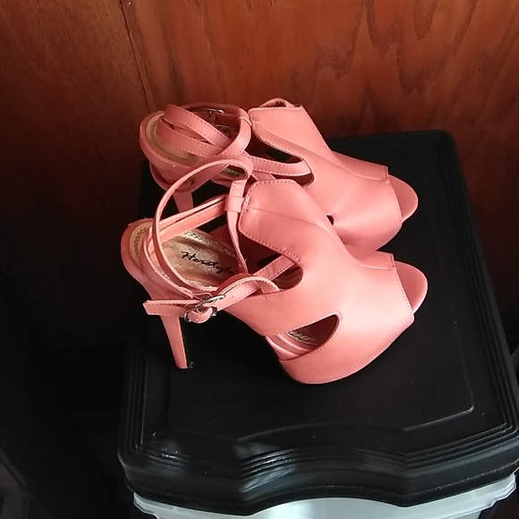 Women Shoes - Picture 5 of 9